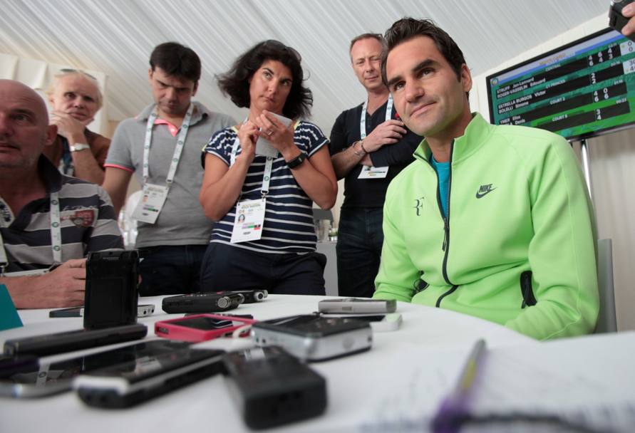 Passano gli anni ma il re  sempre lui. Roger Federer in conferenza stampa... i giornalisti attendono una sua parola! (Lapresse)
